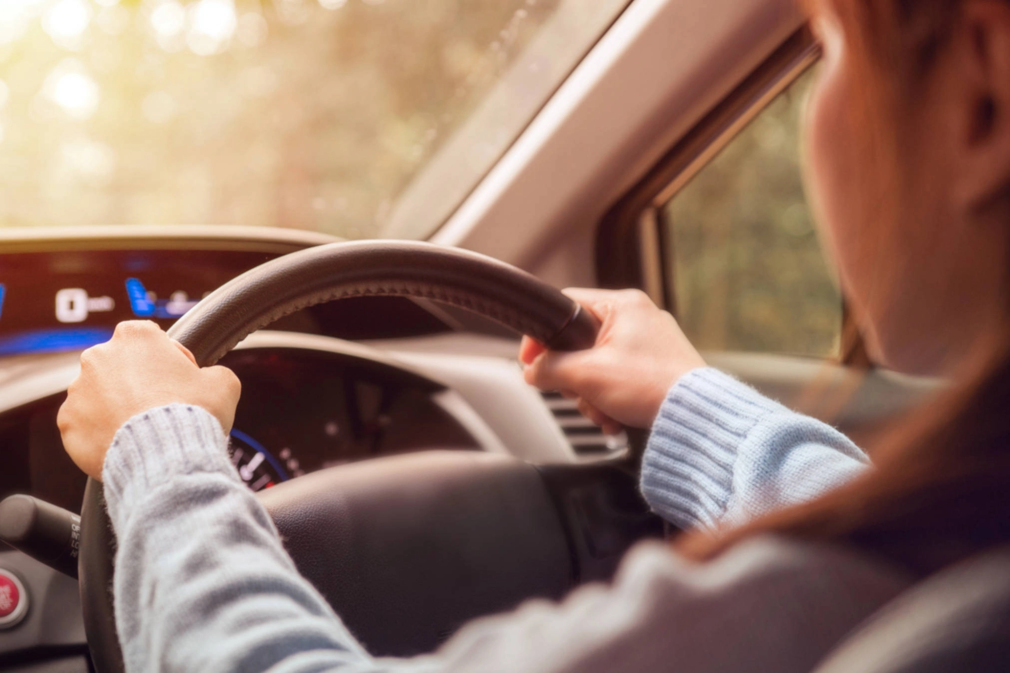 Eine Frau, die Auto fährt. 